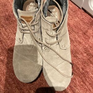 Tom’s wedge booties